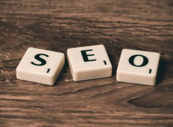 Illustration du SEO montrant son rôle essentiel pour améliorer la visibilité d’un site web et attirer plus de visiteurs qualifiés.