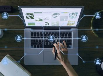 Personnes échangeant en ligne à travers différents canaux numériques, illustrant les stratégies de communication digitale avec Haya Marketing. 