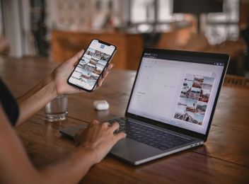 Cellulaire affichant du contenu transféré vers un ordinateur portable, illustrant le processus de création et de diffusion de contenu numérique avec Haya Marketing.